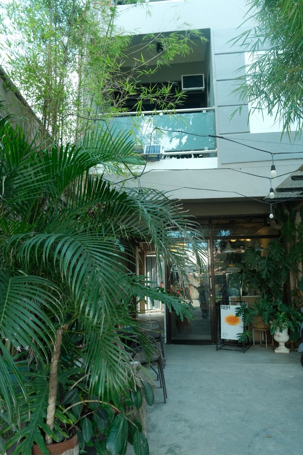 Entrance and garden at Ched's Apartelle